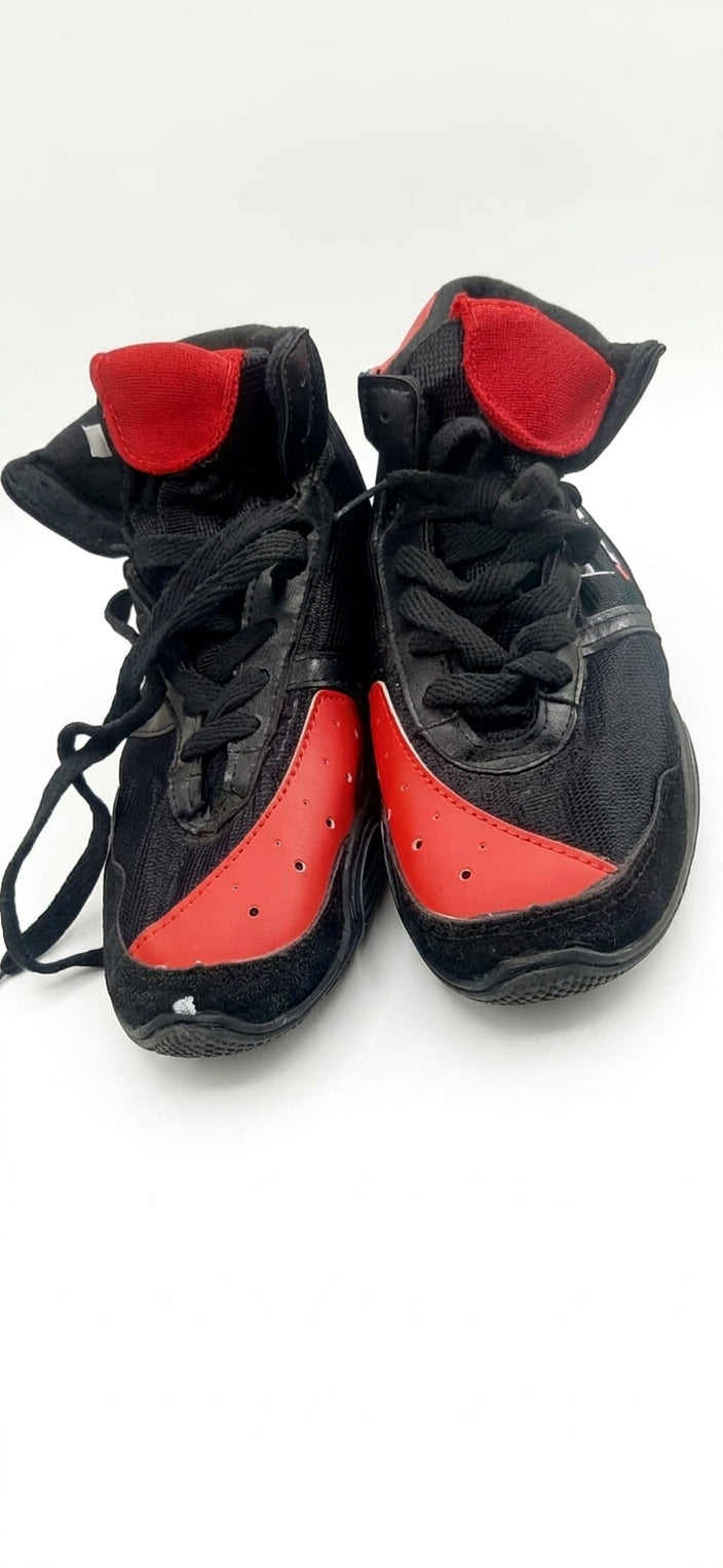 Zapatilla con agujeta rojo  suela negra