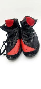 Zapatilla con agujeta rojo  suela negra