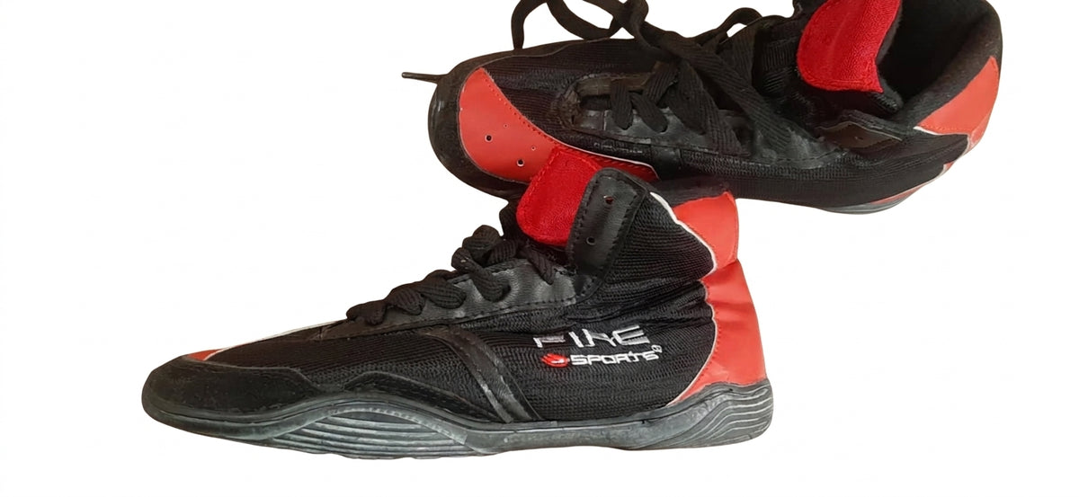 Zapatilla con agujeta rojo  suela negra